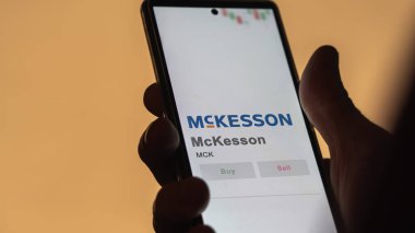 09 Nisan 2024, Irving, Teksas. Bir değiş tokuş ekranında McKesson 'ın logosuna yaklaş. McKesson hisse senetleri, bir cihazda MCK $.
