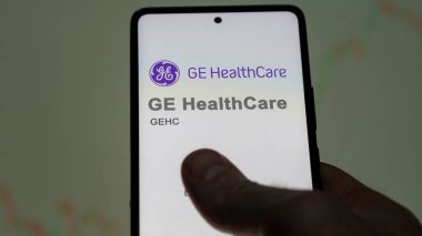 29 Nisan 2024, Chicago, Illinois. Değişim ekranındaki GE Sağlık Hizmetleri logosuna yaklaş. GE Sağlık Hizmetleri hisse senetleri, bir cihaza GEHC $.