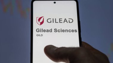 09 Nisan 2024, Foster City, Kaliforniya. Gilead Sciences 'ın logosuna bir değiş tokuş ekranında yaklaş. Gilead Sciences hisse senetleri, GILD $bir aygıt üzerinde.