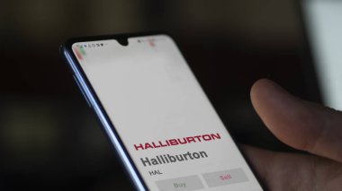 09 Nisan 2024, Houston, Teksas. Bir değiş tokuş ekranında Halliburton 'un logosuna yaklaş. Halliburton hisse senetleri, cihaz için HAL $.