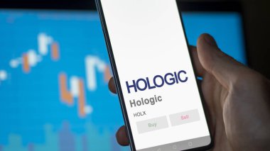 29 Nisan 2024, Marlborough, Massachusetts. Değiş tokuş ekranındaki Hologic logosuna yaklaş. Sanal fiyat hisseleri, cihaz için HOLX $.