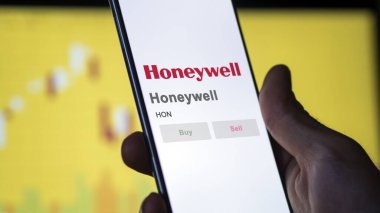 09 Nisan 2024, Charlotte, Kuzey Carolina. Bir değiş tokuş ekranındaki Honeywell logosuna yaklaş. Honeywell hisse senetleri, bir cihaz için HON $.