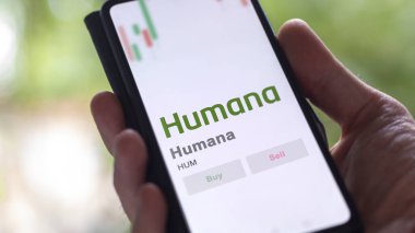 29 Nisan 2024, Louisville, Kentucky. Bir değiş tokuş ekranındaki Humana logosuna yaklaş. Humana hisse senetleri, cihaz başına $HUM..