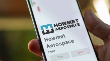 29 Nisan 2024, Pittsburgh, Pennsylvania. Bir değiş tokuş ekranındaki Howmet Havacılık logosuna yaklaş. Aerospace hisse senetleri, bir cihaza HWM $.