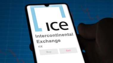 09 Nisan 2024, Atlanta, Georgia. Bir değiş tokuş ekranındaki Kıtalararası Değişim logosuna yaklaş. Kıtalararası Borsa Fiyat Hisseleri, bir cihazda ICE $.