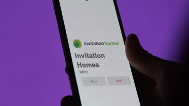09 Nisan 2024, Dallas, Teksas. Bir değiş tokuş ekranındaki Davet Evleri logosuna yaklaş. Davetiye Ev fiyatları hisse senetleri, bir aygıt üzerinde INVH $.