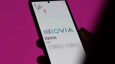 09 Nisan 2024, Durham, Kuzey Carolina. Bir değiş tokuş ekranındaki IQVIA logosuna yaklaş. IQVIA hisse senetleri, bir cihazda IQV $.