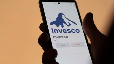 09 Nisan 2024, Atlanta, Georgia. Bir değiş tokuş ekranında Invesco 'nun logosuna yaklaş. Invesco hisse senetleri, IVZ $bir aygıt üzerinde.