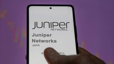 09 Nisan 2024, Sunnyvale, Kaliforniya. Juniper Ağı 'nın logosunu bir takas ekranında kapatın. Juniper Networks hisse senetleri, bir aygıt üzerinde JNPR $.