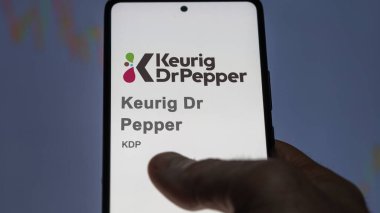 29 Nisan 2024, Burlington, Massachusetts. Bir değiş tokuş ekranında Keurig Dr Pepper 'ın logosuna yaklaş. Keurig Dr Pepper hisse senetleri, bir aygıta $KDP.