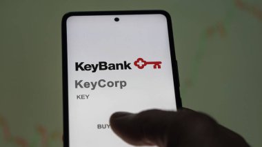 09 Nisan 2024, Cleveland, Ohio. Takas ekranındaki KeyCorp logosuna yaklaş. KeyCorp hisse senetleri, bir cihazın anahtarı..