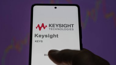 29 Nisan 2024, Santa Rosa, Kaliforniya. Takas ekranındaki Keysight logosuna yaklaş. Anahtar görüşlü hisse senetleri, bir cihazda $KEYS.