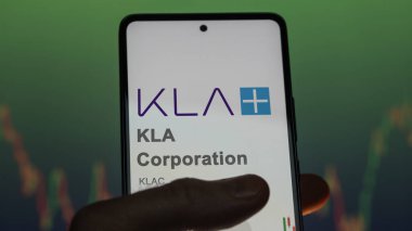 09 Nisan 2024, Milpitas, Kaliforniya. Bir değiş tokuş ekranında KLA Şirketi 'nin logosuna yaklaş. KLA Şirketi hisse senetleri, KLAC $bir aygıt üzerinde.