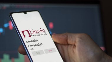 09 Nisan 2024, Radnor, Pennsylvania. Bir değiş tokuş ekranında Lincoln Finans 'ın logosuna yaklaş. Lincoln Finansal Fiyat Hisseleri, Bir cihaz için LNC $.
