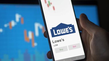 29 Nisan 2024, Mooresville, Kuzey Carolina. Bir değiş tokuş ekranında Lowe 'un logosuna yaklaş. Lowe 'un hisse senetleri, bir cihaz için düşük fiyat.