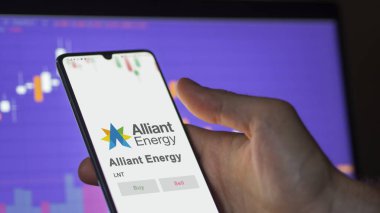 29 Nisan 2024, Madison, Wisconsin. Değiş tokuş ekranındaki Alliant Enerji logosuna yaklaş. Alliant Enerji Fiyat Hisseleri, Bir aygıt üzerinde LNT $.