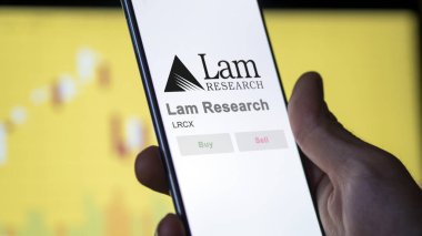 29 Nisan 2024, Fremont, Kaliforniya. Bir değiş tokuş ekranındaki Lam Araştırma logosuna yaklaş. Lam Araştırma Fiyat Hisseleri, Bir aygıt üzerinde $LRCX.