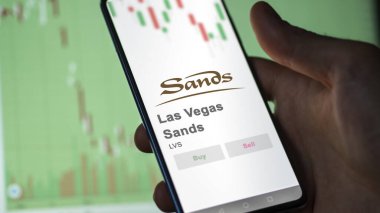 29 Nisan 2024, Las Vegas, Nevada. Bir değiş tokuş ekranındaki Las Vegas Sands logosuna yaklaş. Las Vegas Sands hisse senedi fiyatları, bir cihazda LVS $.