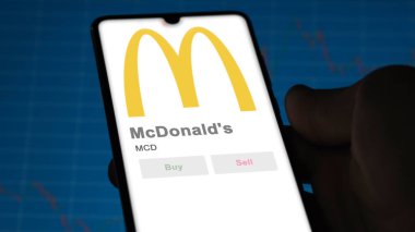 29 Nisan 2024, Chicago, Illinois. Bir değiş tokuş ekranındaki McDonald 's logosuna yaklaş. McDonald 's hisse senetleri, bir cihaza $MCD.