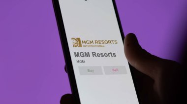 09 Nisan 2024, Cennet, Nevada. Değiş tokuş ekranındaki MGM Resorts logosunu kapat. MGM, bir aygıt üzerinde fiyat hisselerine ve MGM dolarına Resorts.