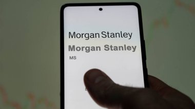 09 Nisan 2024, New York, New York. Değiş tokuş ekranındaki Morgan Stanley logosuna yaklaş. Morgan Stanley hisse senedi fiyatları, bir cihazda MS $.