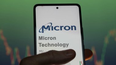 09 Nisan 2024, Boise, Idaho. Mikron Teknolojisi 'nin logosuna yakın çekim yap. Mikron Teknoloji hisse senetleri, bir cihaz için MU $.