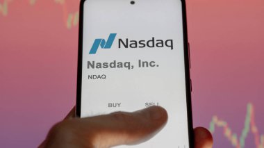 09 Nisan 2024, New York, New York. Bir değiş tokuş ekranında Nasdaq A.Ş. 'nin logosuna yaklaş. Nasdaq, Inc fiyat hisseleri, bir aygıt için NDAQ $.