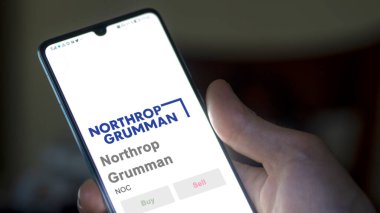 29 Nisan 2024, West Falls Kilisesi, Virginia. Bir değiş tokuş ekranında Northrop Grumman 'ın logosuna yaklaş. Northrop Grumman hisse senetleri, bir cihaz için NOC $.