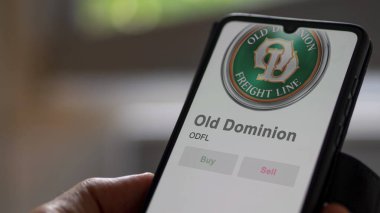 09 Nisan 2024, Thomasville, Kuzey Carolina. Değiş tokuş ekranındaki Old Dominion logosuna yaklaş. Eski Dominion hisse senetleri, bir cihazda ODFL $.