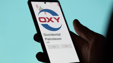 Bir değiş tokuş ekranındaki Occidental Petroleum logosuna yaklaş. Batılı Petrol Fiyat Hisseleri, Bir aygıta OXY $.
