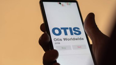 29 Nisan 2024, Farmington, Connecticut. Bir değiş tokuş ekranında Otis Worldwide 'ın logosuna yaklaş. Otis dünya çapında hisse senetleri, bir cihazda OTIS $.
