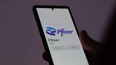 09 Nisan 2024, New York, New York. Bir değiş tokuş ekranında Pfizer 'ın logosuna yaklaş. Pfizer hisse senetleri, cihazda PFE $.