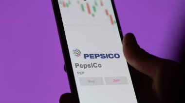 09 Nisan 2024, Purchase, New York. PepsiCo 'nun logosuna yakın çekim yap. PepsiCo hisse senetleri, bir cihazda PEP $.