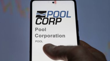 09 Nisan 2024, Covington, Louisiana. Bir değiş tokuş ekranında Bilardo Şirketi 'nin logosunu kapat. Havuz şirketi hisse senetleri, bir cihaza havuz fiyatı.