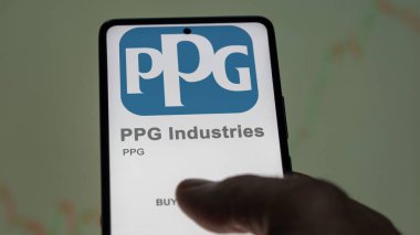 29 Nisan 2024, Pittsburgh, Pennsylvania. PPG Endüstri 'nin logosuna yakın çekim bir değiş tokuş ekranında. PPG Endüstri hisse senedi fiyatları, cihaza PPG $.