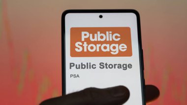 29 Nisan 2024, Glendale, Kaliforniya. Kamu Deposu 'nun logosunu değiş tokuş ekranında kapat. Kamu Depolama Fiyatları hisseleri, bir cihazda PSA $.