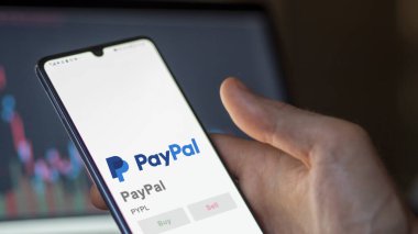 09 Nisan 2024, San Jose, Kaliforniya. Takas ekranındaki PayPal logosuna yaklaş. PayPal fiyat hisseleri, bir aygıtta $PYPL.