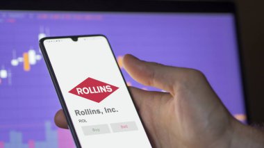 09 Nisan 2024, Atlanta, Georgia. Takas ekranındaki Rollins Inc. 'nin logosuna yaklaş. Rollins, Inc fiyat hisseleri, bir cihaz için ROL $.