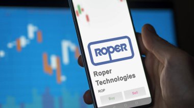 29 Nisan 2024, Sarasota, Florida. Roper Teknolojileri 'nin logosunu bir değiş tokuş ekranında kapatın. Roper Teknolojileri hisse senetleri, bir cihaz için ROP $.