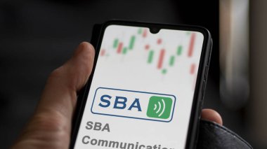 09 Nisan 2024, Boca Raton, Florida. Bir değiş tokuş ekranındaki SBA İletişim logosuna yaklaş. SBA İletişim Fiyat Hisseleri, bir cihaza SBAC $.