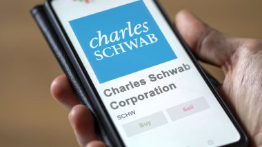 09 Nisan 2024, Westlake, Teksas. Charles Schwab Şirketi 'nin logosunu bir değiş tokuş ekranında kapatın. Charles Schwab Şirketi hisse senetleri, cihaza $SCHW.