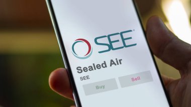 09 Nisan 2024, Charlotte, Kuzey Carolina. Bir değiş tokuş ekranındaki mühürlü hava logosuna yaklaş. Mühürlü hava fiyatları hisse senetleri, bir cihaza $GDA.