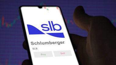 09 Nisan 2024, Houston, Teksas. Bir değiş tokuş ekranındaki Schlumberger logosuna yaklaş. Schlumberger hisse senetleri, cihaz için SLB $.
