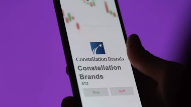 29 Nisan 2024, Victor, New York. Takas ekranındaki Constellation Markalarının logosuna yaklaş. Takımyıldızı Markalar hisse senedi fiyatları, bir aygıt üzerinde STZ $.