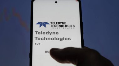 09 Nisan 2024, Thousand Oaks, Kaliforniya. Takas ekranındaki Teledyne Teknolojileri logosuna yaklaş. Teledyne Teknolojileri hisse senetleri fiyatları, bir cihazda TDY $.