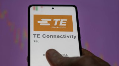 09 Nisan 2024, Schaffhausen, İsviçre. Bir değiş tokuş ekranındaki TE-Bağlantı logosunu kapat. TE Bağlantı Fiyat Hisseleri, bir aygıt üzerinde TEL $.