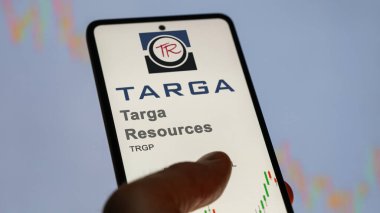 09 Nisan 2024, Houston, Teksas. Takas ekranındaki Targa Kaynakları 'nın logosuna yaklaş. Targa Kaynak fiyatları hisse senetleri, bir aygıt üzerinde TRGP $.
