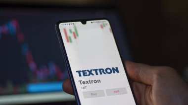 09 Nisan 2024, Providence, Rhode Island. Bir değiş tokuş ekranında Textron 'un logosuna yaklaş. Textron fiyat hisseleri, bir aygıt üzerinde TXT $.