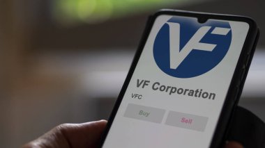09 Nisan 2024, Denver, Colorado. VF Şirketi 'nin logosuna bir değiş tokuş ekranında yaklaş. VF Şirketi hisse senetleri, VFC $'lık cihaz..