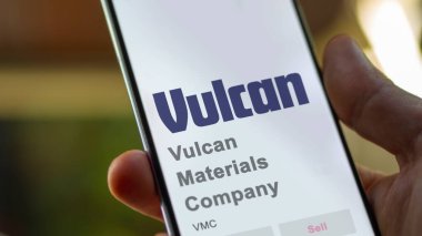 29 Nisan 2024, Birmingham, Alabama. Vulkan Malzeme Şirketi 'nin logosunu bir değiş tokuş ekranında kapatın. Vulkan Malzeme Şirketi hisse senetleri, bir cihaza VMC $.